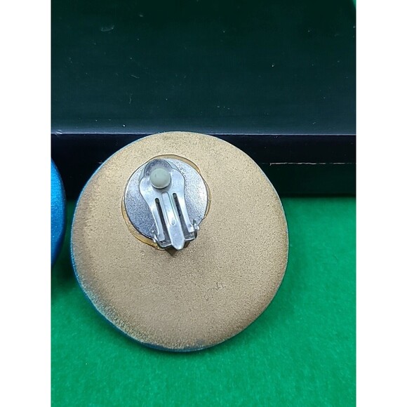 Vintage Weekenders Clip On Earrings Gold  Blue Enamel Basket Weave Round #008 - Picture 3 of 6